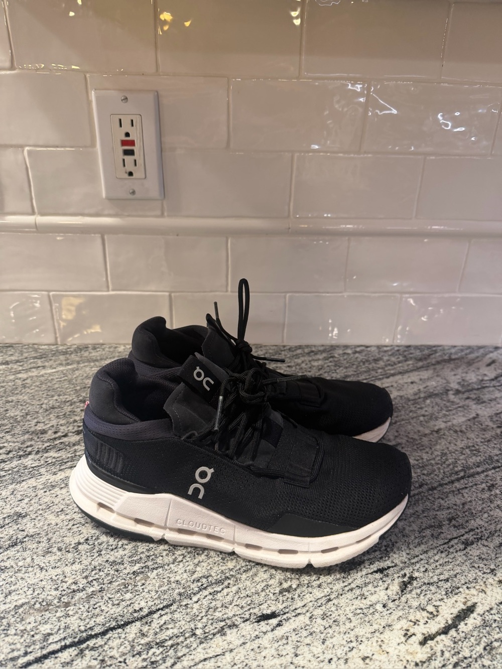 Women’s On Cloud Nova Size 7.5